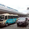 Các làn xe đưa, đón khách tại sân bay Tân Sơn Nhất luôn có rất nhiều xe tô “nối đuôi” nhau. (Ảnh: Tiến Lực/TTXVN)