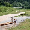 Nguồn nước suối Duộc trước khi đổ vào sông Nậm Tôn đã cải thiện đáng kể so với trước đây. (Ảnh: Văn Tý/TTXVN)
