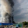 Khói bốc lên từ đám cháy nhà kho của công ty thương mại điện tử Ozon ở quận Istra, Tây Bắc Mosskva, Nga, ngày 3/8. (Nguồn: AP)