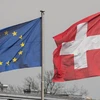 Cờ Thụy Sĩ và cờ Liên minh châu Âu ở Zurich, Thụy Sĩ. (Nguồn: Reuters)