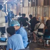Người dân xếp hàng chờ xét nghiệm COVID-19 tại Seoul, Hàn Quốc ngày 2/8/2022. (Ảnh: Yonhap/TTXVN)