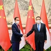 Tổng thống Indonesia Joko Widodo và Thủ tướng Trung Quốc Lý Khắc Cường (phải) tại cuộc gặp ở Bắc Kinh, Trung Quốc, ngày 26/7/2022. (Ảnh: AFP/TTXVN)