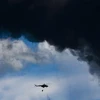 Máy bay chữa cháy dập lửa tại hiện trường vụ cháy kho chứa dầu ở Vịnh Matanzas, Cuba ngày 6/8/2022. (Ảnh: AFP/TTXVN)