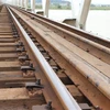 Thanh tà tà vẹt bằng gỗ trên cầu đường sắt qua sông Ba thành phố Tuy Hòa, Phú Yên thường xuyên được bảo dưỡng, thay thế. (Ảnh: Phạm Cường/TTXVN)
