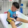 Cháu bé đang điều trị tại Bệnh viện Nhi Trung ương. (Nguồn: vietnamnet.vn)