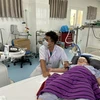 Bác sỹ Khoa Nhi, bệnh viện Vũng Tàu điều trị cho bệnh nhân sốt xuất huyết. (Ảnh: Hoàng Nhị/TTXVN)