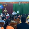 Ông Đinh Quốc Vương, Trưởng Phòng Giáo dục và Đào tạo thành phố Cẩm Phả cùng lãnh đạo nhà trường đối thoại với phụ huynh ngày 13/8. (Ảnh: Thanh Vân/TTXVN)