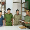Công an tỉnh Ninh Thuận đã tống đạt quyết định khởi tố vụ án, khởi tố bị can và thi hành lệnh bắt tạm giam 3 tháng đối với Trần Ngọc Sáng( bìa trái). (Nguồn: danviet.vn)