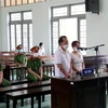 Hai bị cáo Hồ Ngọc Thạch và vợ là Phạm Thị Kim Oanh tại tòa. (Ảnh: Nguyễn Thanh/TTXVN)