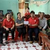 Lãnh đạo Hội Chữ thập đỏ tỉnh Nam Định, Hội Chữ thập đỏ thành phố Nam Định trao tiền ủng hộ gia đình nạn nhân. (Ảnh: TTXVN phát)