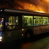 Lực lượng an ninh Israel điều tra tại hiện trường vụ nổ súng vào xe buýt ở Jerusalem ngày 14/8/2022. (Ảnh: AFP/TTXVN)
