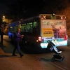 Lực lượng an ninh Israel điều tra tại hiện trường vụ nổ súng vào xe buýt ở khu vực Thành cổ ở Jerusalem ngày 14/8/2022. (Ảnh: AFP/TTXVN)