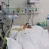 Một bệnh nhân ngộ độc methanol được điều trị tích cực tại Bệnh viện Nguyễn Tri Phương, Thành phố Hồ Chí Minh. (Ảnh: TTXVN phát)