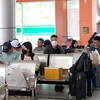 Hành khách ngồi chờ đến giờ lên xe tại bến xe liên tỉnh Đà Lạt. (Ảnh: Nguyễn Dũng/TTXVN)