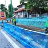 Công nhân dựng rào chắn, đoạn trên phố Trần Hưng Đạo. (Ảnh: Tuấn Anh/TTXVN)
