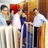 Khách tham quan các gian hàng về máy móc thiết bị chế biến gỗ tại Triển lãm VietnamWood 12, TP Hồ Chí Minh tháng 10/2017. (Ảnh: Mạnh Linh/TTXVN)