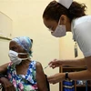 Nhân viên y tế tiêm vaccine ngừa COVID-19 cho người cao tuổi tại La Habana, Cuba. (Ảnh: AFP/TTXVN)