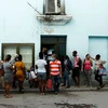Người dân xếp hàng mua đồ ăn ở trung tâm thành phố Havana, Cuba, ngày 1/3. (Nguồn: Rueters) 