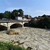 Lòng sông khô hạn do hạn hán, tại Turin, Italy, ngày 17/6/2022. (Ảnh: THX/TTXVN)