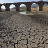 Đáy sông khô nứt nẻ do hạn hán kéo dài tại Villarta de los Montes, Tây Ban Nha ngày 16/8/2022. (Ảnh: AFP/TTXVN)