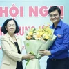 Bà Trương Thị Mai, Ủy viên Bộ chính trị, Bí thư Trung ương Đảng, Trưởng Ban Tổ chức Trung ương tặng hoa chúc mừng Tân Bí thư thứ nhất Trung ương Đoàn Bùi Quang Huy. (Ảnh: TTXVN phát)