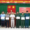 Lãnh đạo huyện An Phú, tỉnh An Giang trao tặng Giấy khen cho 6 người dân có thành tích xuất sắc trong phong trào Toàn dân bảo vệ An ninh Tổ quốc. (Ảnh: TTXVN phát)