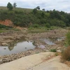Sông Đăk Psi đoạn dưới chân đập thủy điện Đăk Psi 5 khô khốc vào mùa khô. (Ảnh: Dư Toán/TTXVN)