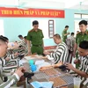 Hướng dẫn, hướng nghiệp cho các phạm nhân tại Trại tạm giam Công an tỉnh Hà Nam. (Nguồn: congan.hanam.gov.vn)