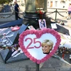 Người hâm mộ đặt hoa tưởng nhớ Công nước Diana tại Paris. (Nguồn: AP)