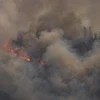 Khói lửa bốc lên từ đám cháy rừng ở bang California, Mỹ ngày 2/8/2022. (Ảnh: AFP/TTXVN)