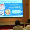 Ông Lê Quý Tuấn, Giám đốc Trung tâm Chuyển đổi số Công ty Cổ phần Công nghệ HINET Việt Nam, giới thiệu ứng dụng bản đồ số Hải Phòng City Tour. (Ảnh: Minh Thu/TTXVN)