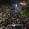 Rất đông khán giả đứng dưới xem Tuấn Hưng biểu diễn ở Góc bancông. (Nguồn: Facebook ca sỹ Tuấn Hưng)