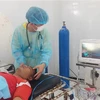 Quân y đảo Song Tử Tây thăm khám sức khỏe cho bệnh nhân Trần Văn. (Ảnh: TTXVN phát)