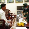 Đối tượng Chau Rít Mây cùng tang vật khi bị bắt giữ. (Ảnh: TTXVN phát)
