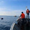 Lực lượng Hải quân tiếp cận một tàu cá gặp sự cố để khảo sát, lên phương án cứu kéo. (Ảnh minh họa: TTXVN phát)