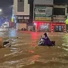 Đường biến thành "sông" tại thành phố Hạ Long, Quảng Ninh sau trận mưa lớn ngày 25/8. (Ảnh: TTXVN phát)