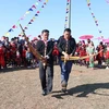 Biểu diễn khèn với những điệu múa cổ của người Mông trong lễ hội Gầu Tào. (Ảnh: Xuân Tiến/TTXVN)