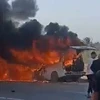 Chiếc xe buýt nhỏ bốc cháy sau vụ va chạm khiến ít nhất 11 người hành hương Iran thiệt mạng, ngày 11/9. (Ảnh chụp màn hình: Twitter)