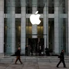 Logo của Apple Inc. trên lối vào cửa hàng Apple trên Đại lộ 5 ở Manhattan, New York, Mỹ. (Nguồn: Reuters)
