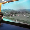 Người dân trải nghiệm du lịch Đà Nẵng từ ứng dụng “Một chạm đến Đà Nẵng” trên công nghệ VR360 tại chương trình. (Ảnh: Trần Lê Lâm/TTXVN)
