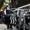 Công nhân làm việc tại một nhà máy của hãng sản xuất ôtô Mercedes-Benz ở Bắc Kinh, Trung Quốc. (Ảnh: AFP/TTXVN)