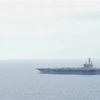 Trực thăng MH-60 của Mỹ chuẩn bị hạ cánh xuống tàu sân bay USS Ronald Reagan trong cuộc tập trận chung ở ngoài khơi tỉnh Okinawa, Nhật Bản ngày 2/6/2022. (Ảnh: YONHAP/TTXVN)