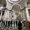 Khách tham quan Điện Panthéon, nơi đặt thi hài các vĩ nhân của nước Pháp. (Ảnh: Thu Hà/TTXVN)