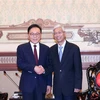 Ông Võ Văn Hoan, Phó Chủ tịch UBND Thành phố Hồ Chí Minh (phải) tiếp ông Park Soo Kwan, Tổng Lãnh sự danh dự Việt Nam tại Busan Hàn Quốc. (Ảnh: Xuân Khu/TTXVN)