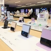 Các mẫu điện thoại Galaxy Z Flip 4 của Samsung Electronics được trưng bày tại một cửa hàng bán lẻ của Samsung ở Seoul, ngày 26/8/2022. (Nguồn: Yonhap) 