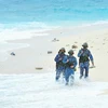 Các chiến sỹ tuần tra trên đảo An Bang, Trường Sa, Khánh Hòa. (Ảnh: Minh Đức/TTXVN)
