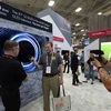 Một nhân viên trả lời phỏng vấn trước TV OLED 97 inch của LG Electronics trưng bày tại Hội chợ Thiết kế & Lắp đặt Điện tử Tiêu dùng (CEDIA) 2022 ở Dallas, Texas, Mỹ. (Nguồn: Yonhap)