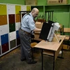 Cử tri bỏ phiếu tại một điểm bầu cử ở Sofia, Bulgaria, ngày 2/10/2022. (Ảnh: AFP/TTXVN)
