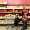 Người dân mua sắm tại một siêu thị ở Vienna, Áo. (Ảnh: AFP/TTXVN)