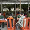 Bộ đội Biên phòng và Công an tỉnh Tây Ninh làm các thủ tục tiếp nhận số lao động tự do tại Campuchia trở về nước. (Ảnh: TTXVN phát)